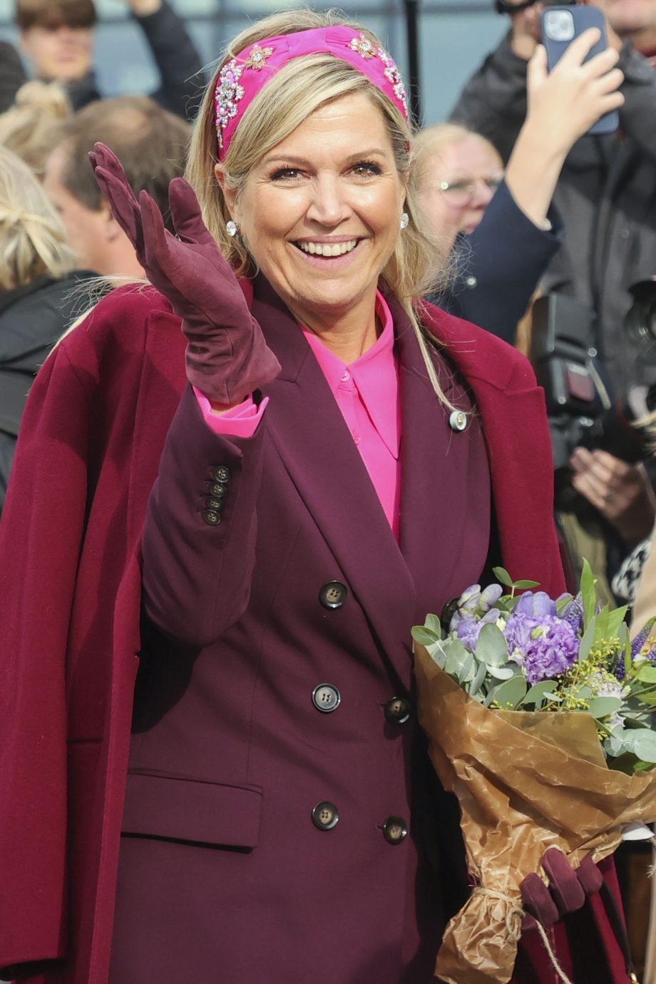 de-roze-haarband-die-koningin-maxima-in-zweden-droeg-is-van-dit-betaalbare-merk-227808