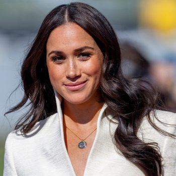 meghan-markle-maakt-statement-voor-vrouwen-in-iran-met-slogan-t-shirt-228144