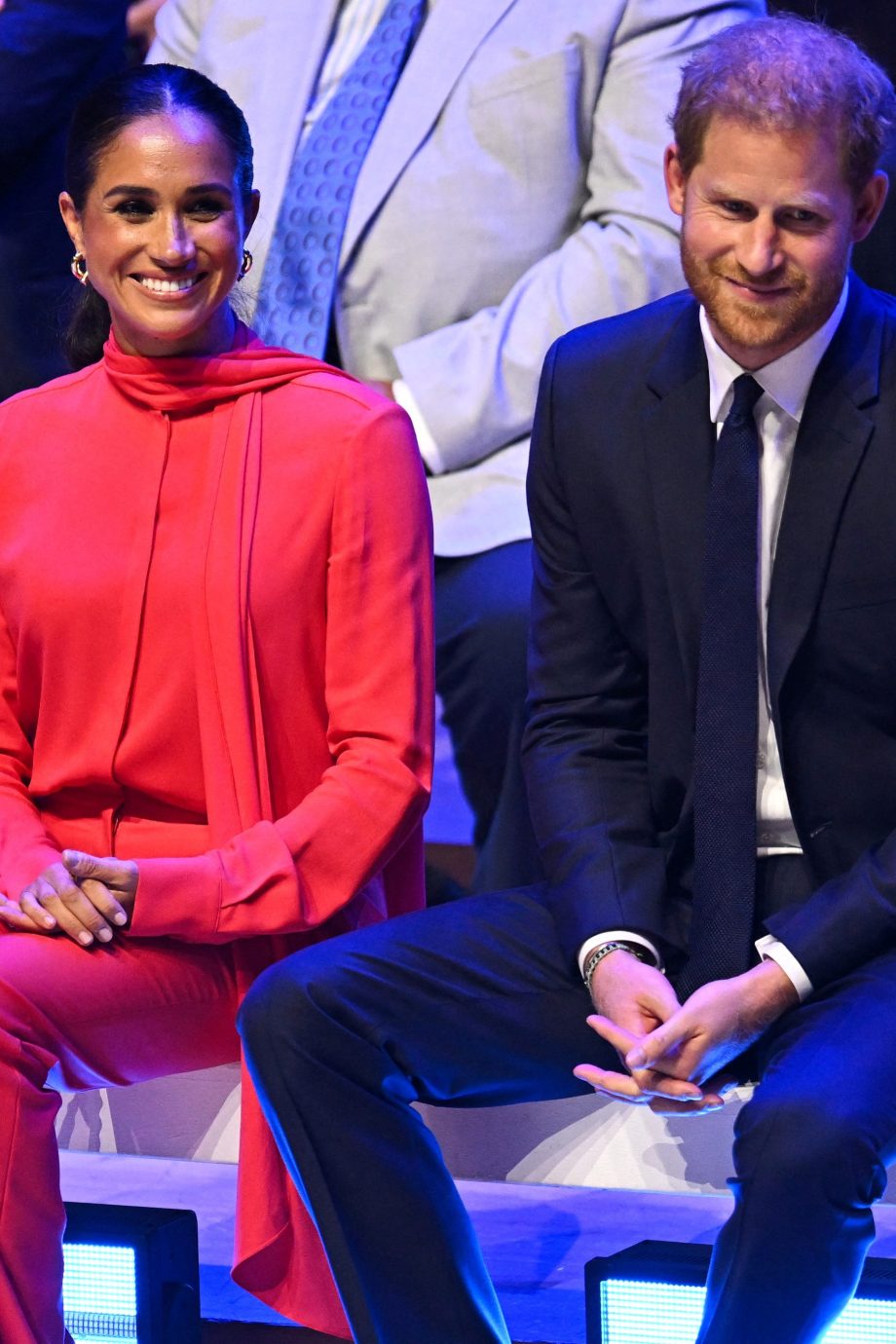 meghan-markle-en-prins-harry-houden-hand-vast-op-nooit-eerder-vertoonde-portretfotos-225904