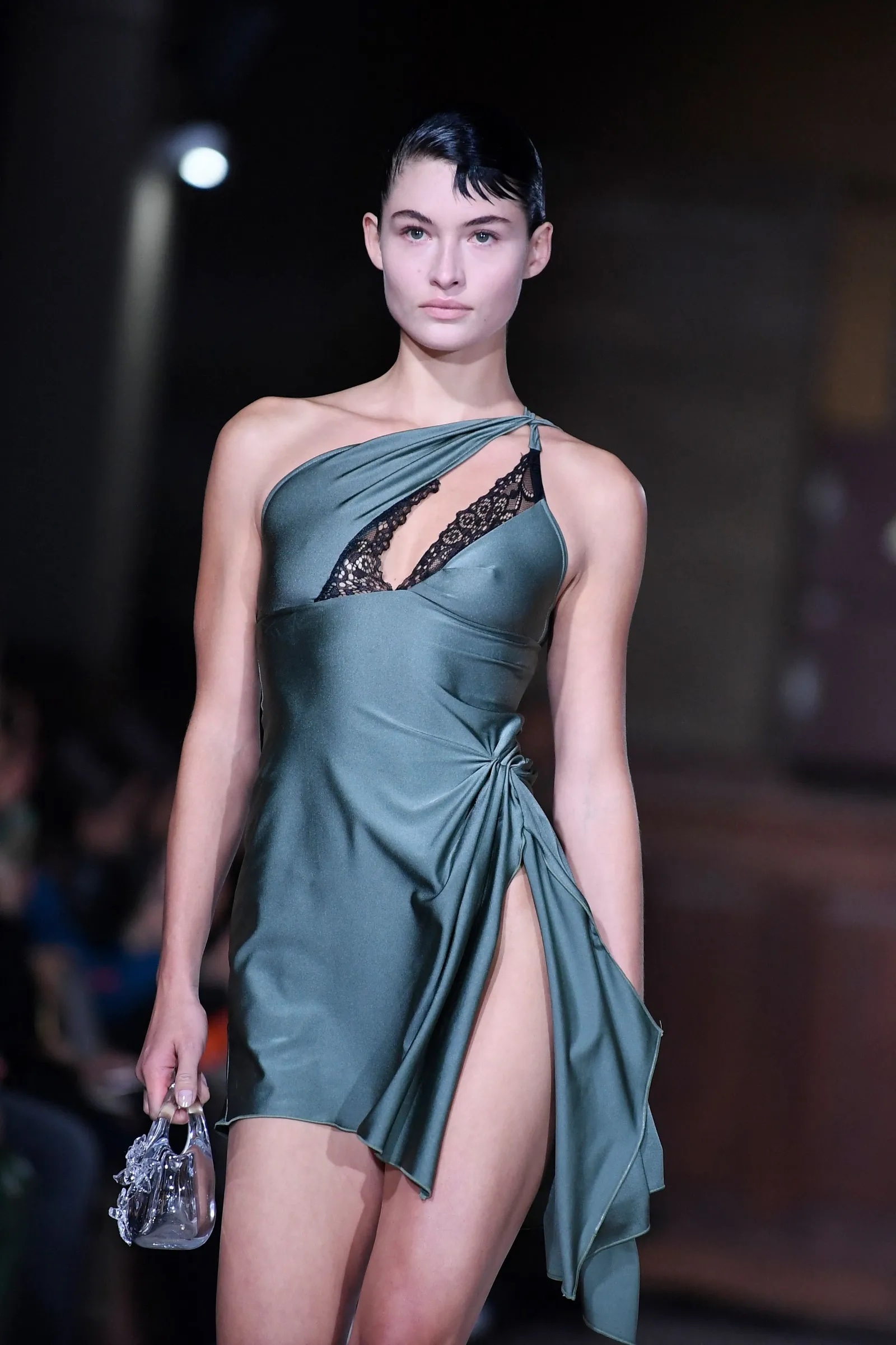 Model met turquoise jurk met zwart kant