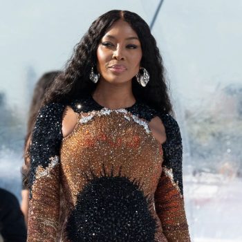 alle-ogen-waren-gericht-op-naomi-campbell-tijdens-alexander-mcqueen-lente-zomer-2023-show-227034