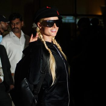 paris-hilton-draagt-haar-meest-iconische-outfit-opnieuw-het-fluwelen-trainingspak-228611