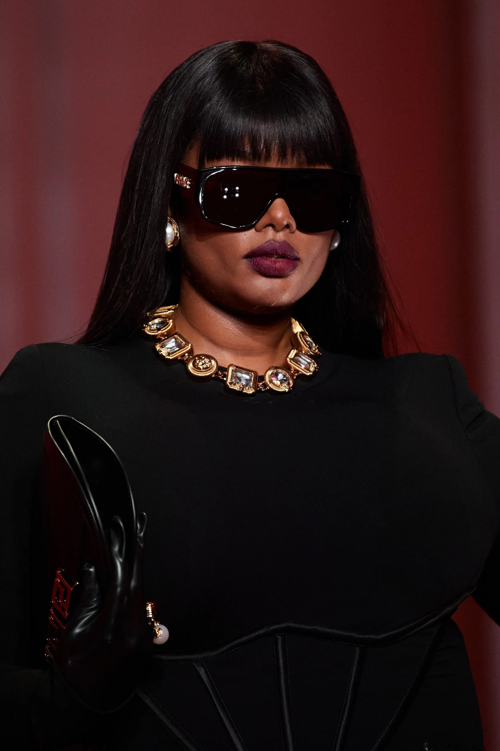 Precious Lee op de catwalk bij Versace herfst/winter 2022