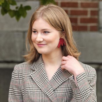 belgische-prinses-elisabeth-straalt-in-witte-top-van-haar-moeder-op-nieuwe-portretten-228719