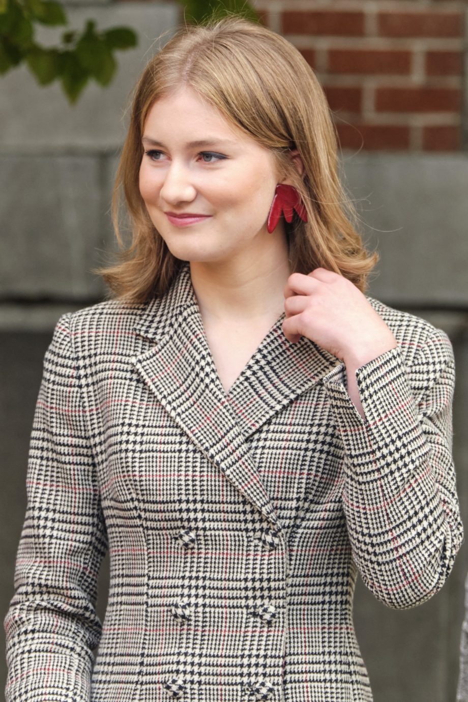 belgische-prinses-elisabeth-straalt-in-witte-top-van-haar-moeder-op-nieuwe-portretten-228719