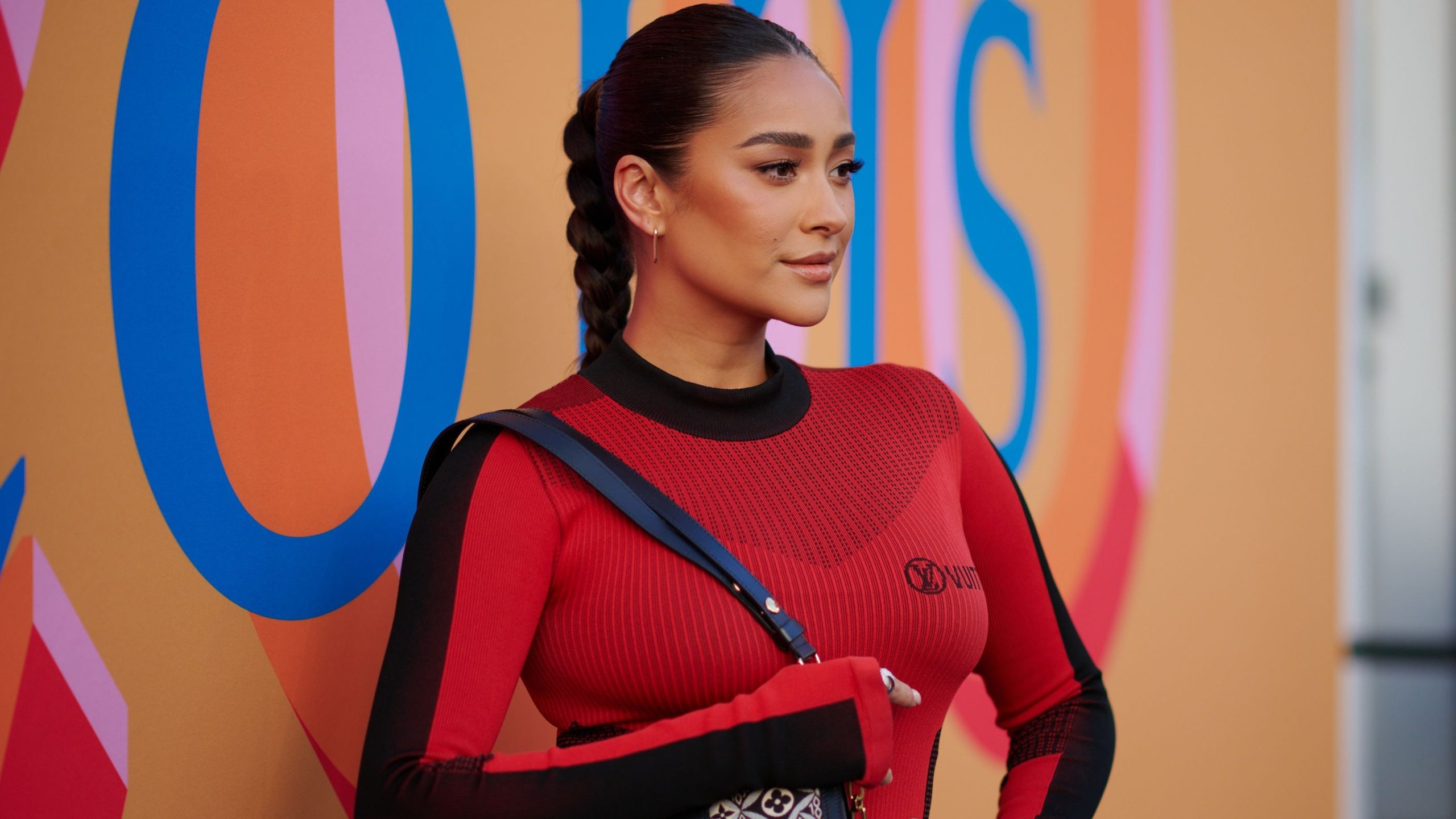 shay-mitchell-poseert-met-dochter-rome-voor-eerste-fotoshoot