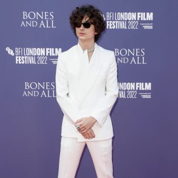 timothee-chalamet-draagt-bottenketting-van-vivienne-westwood-naar-premiere-bones-and-all-226723