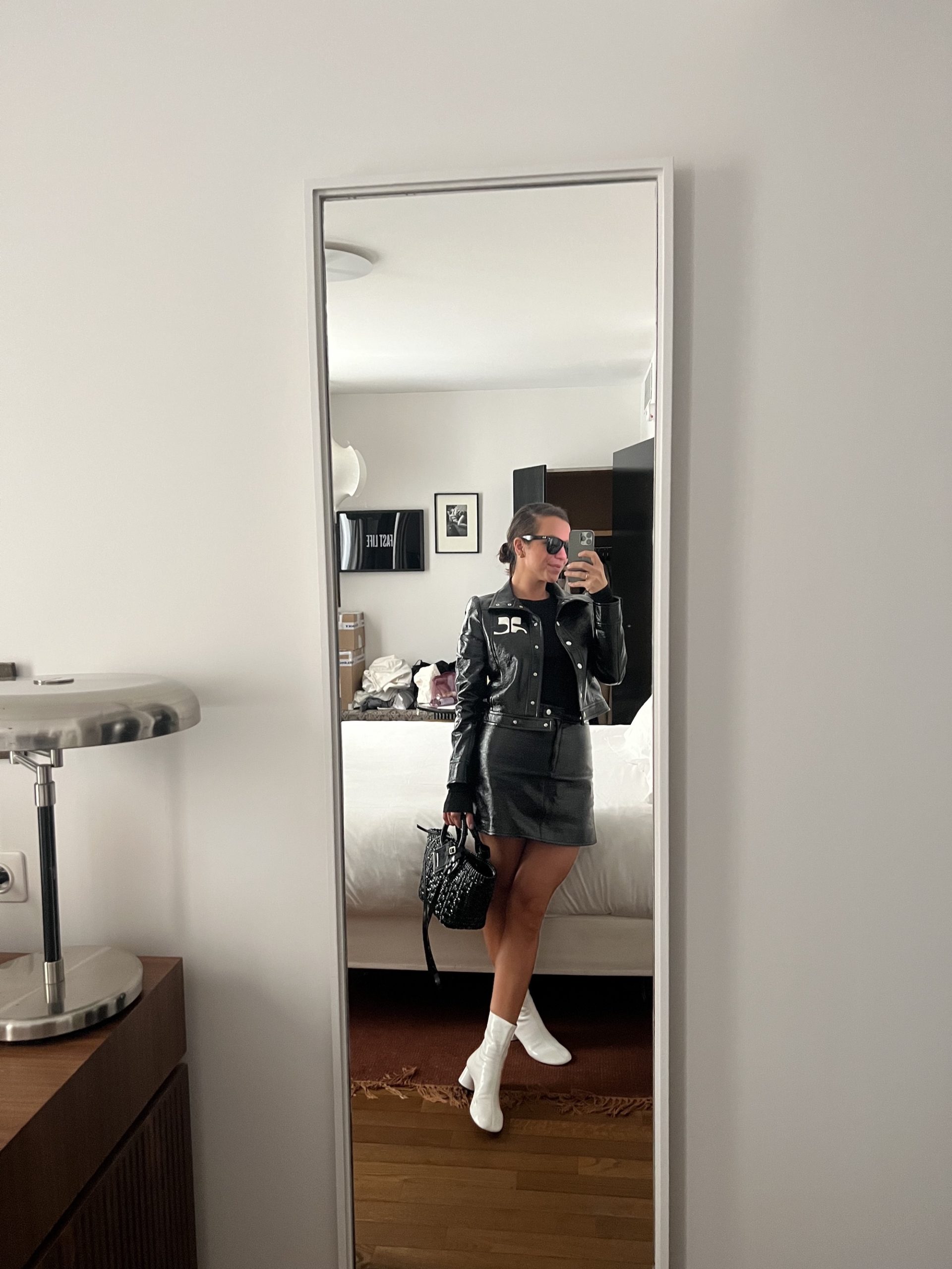 Yeliz in een pak van Courrèges, een van haar favoriete fashion week-looks