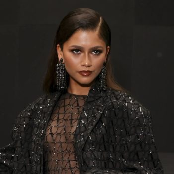 zendaya-weet-alle-ogen-op-zich-te-richten-in-kort-doorschijnend-valentino-pak-225707