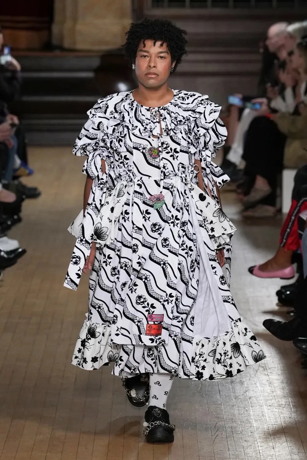 model met bloemenprint jurk