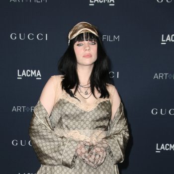 billie-eilish-arriveert-in-gucci-pyjama-bij-lacma-artfilm-gala-230064