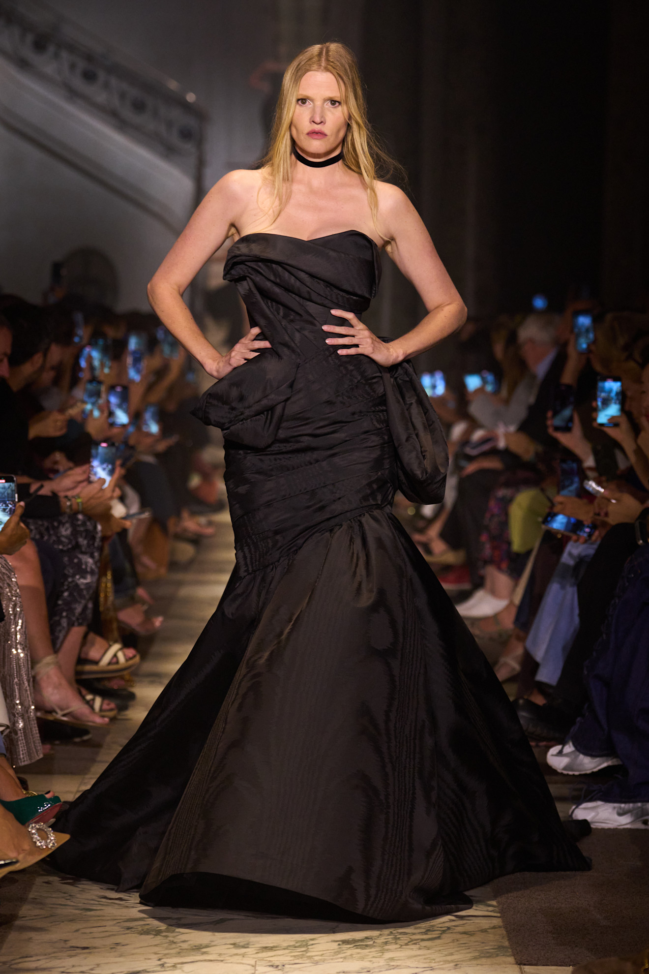 Lara Stone op de catwalk bij Elie Saab couture herfst/winter 2025