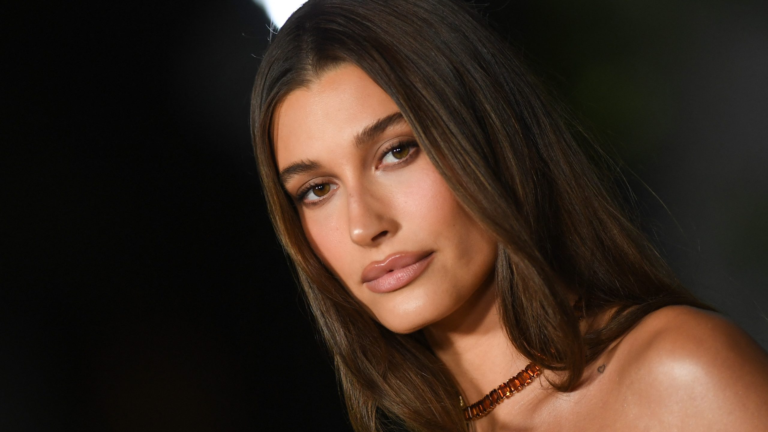 hailey-bieber-brengt-met-halloweenkostuum-ode-aan-versace