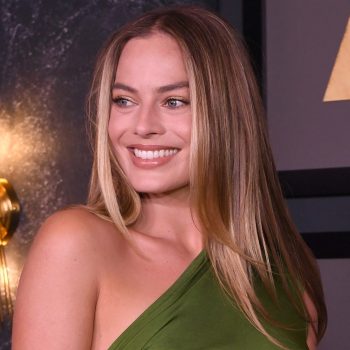 margot-robbie-straalt-in-smaragdgroene-bottega-veneta-jurk-met-cut-outs-231827