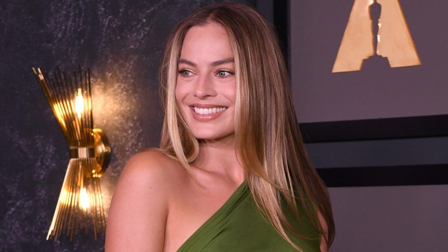 margot-robbie-straalt-in-smaragdgroene-bottega-veneta-jurk-met-cut-outs-231827