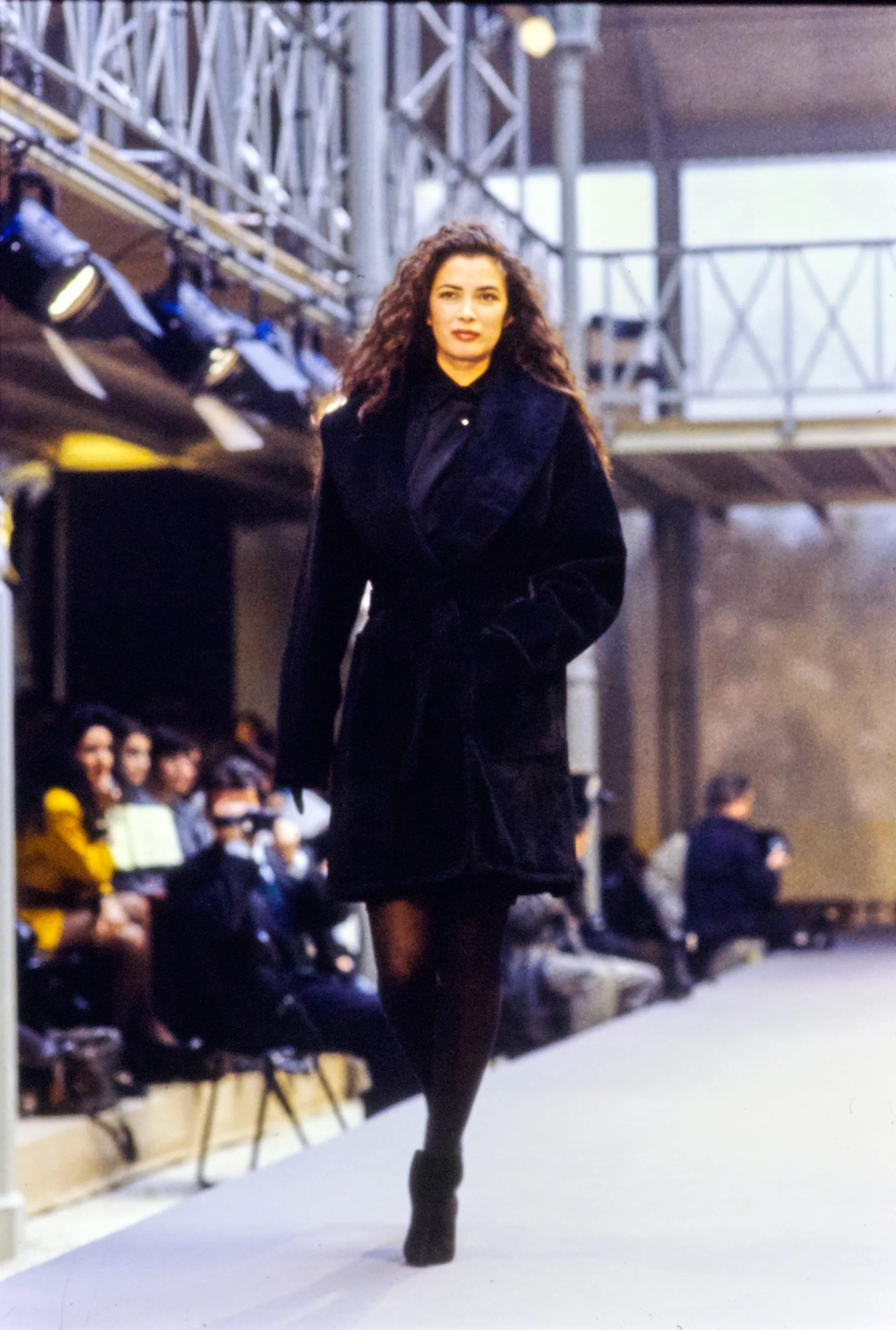 Linda Spierings in de Alaïa herfst/winter 1989-show