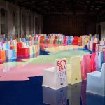 Stoelen bij de show van Bottega Veneta