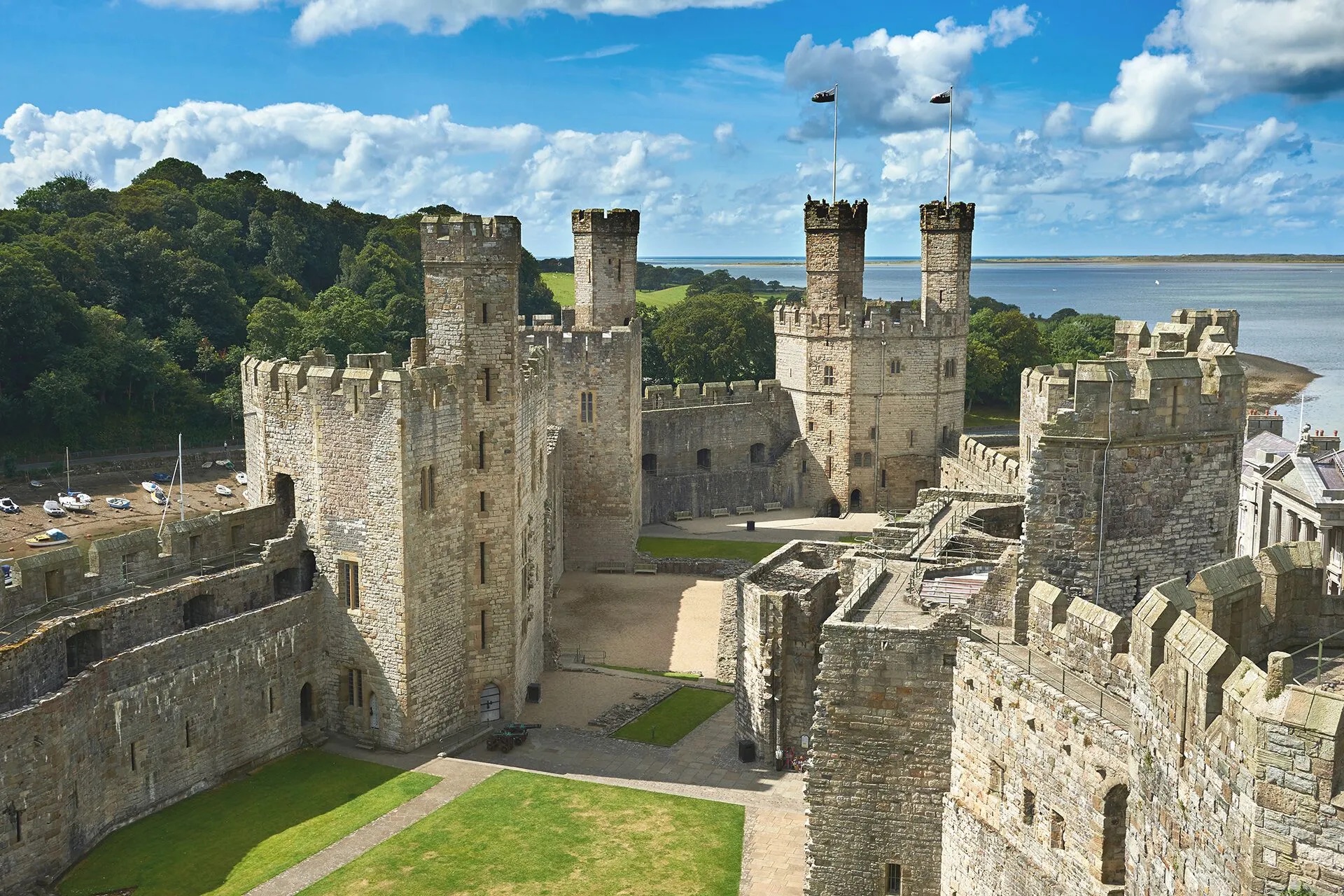 Caernarfon Castle is een van locaties in The Crown