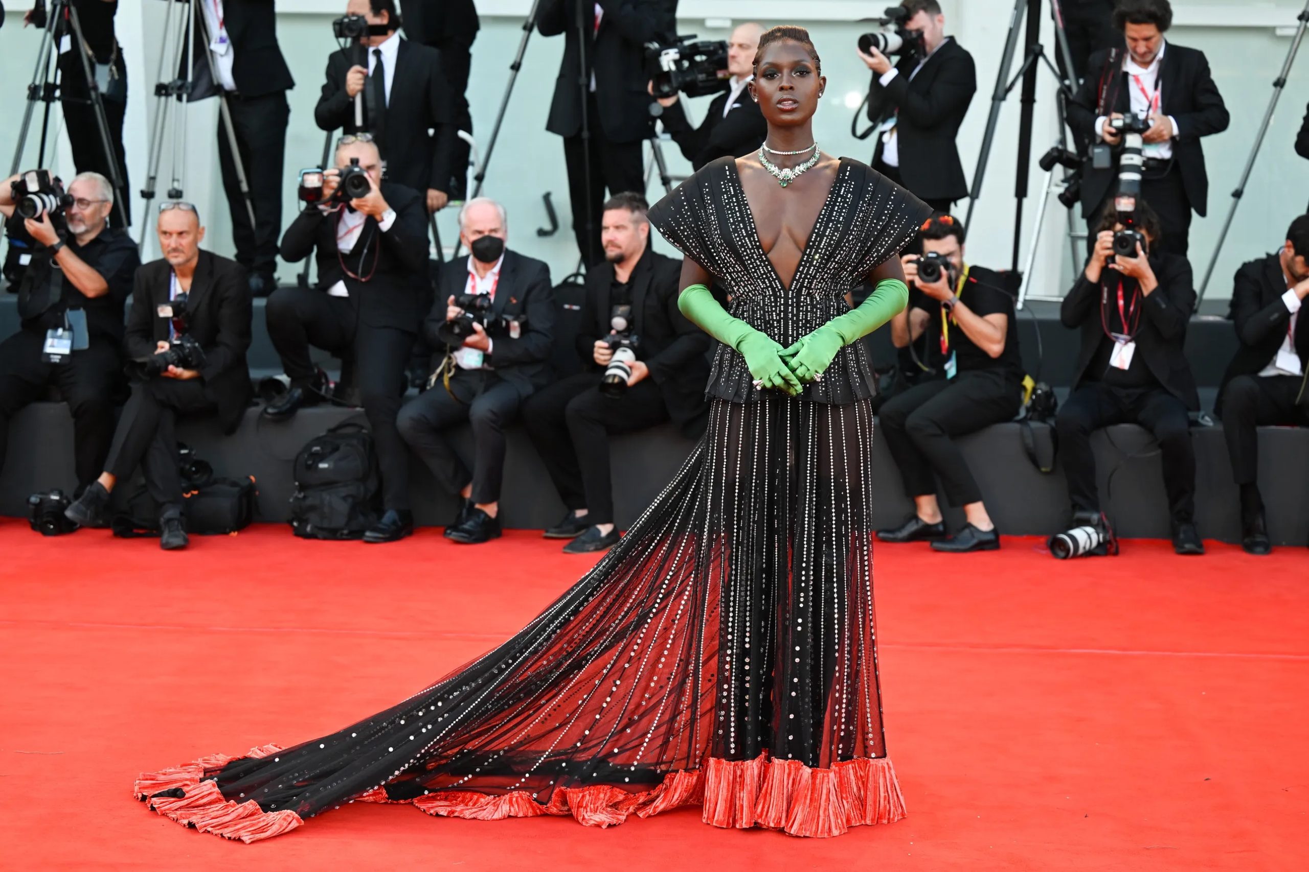 Jodie Turner-Smith op de rode loper van 'White Noise' en de openingsceremonie van het 79e Internationale Filmfestival van Venetië, september 2022.