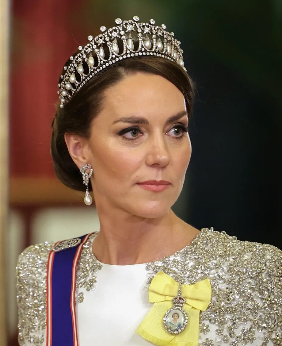 kates-schitterende-staatsdinerlook-is-een-ode-aan-zowel-de-queen-als-prinses-diana-232144