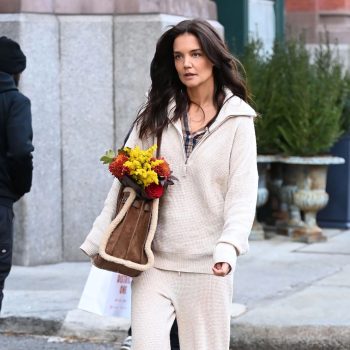 katie-holmes-gaat-voor-cosy-met-de-grootste-schoenentrend-van-dit-moment-clogs-231204