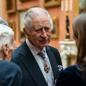 het-is-officieel-crocs-zijn-goedgekeurd-door-koning-charles-232497