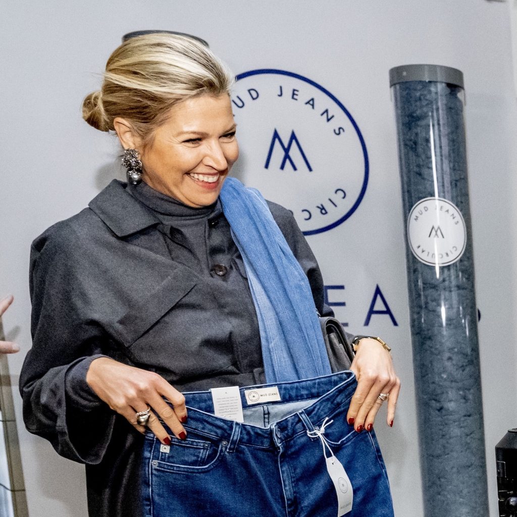 compact snel Situatie Koningin Máxima laat jeans recyclen tijdens bezoek aan Mud Jeans