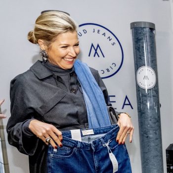 koningin-maxima-laat-oude-spijkerbroek-recyclen-tijdens-bezoek-aan-mud-jeans-232386