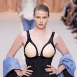 Jean Paul Gaultier herfst/winter 2022 is een van de beste catwalkmomenten van Lara Stone