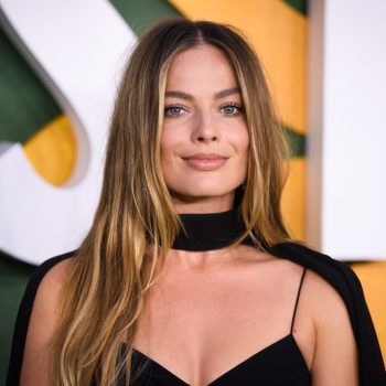 margot-robbies-enorme-chanel-strik-is-het-perfecte-haaraccessoire-voor-de-feestdagen-232369