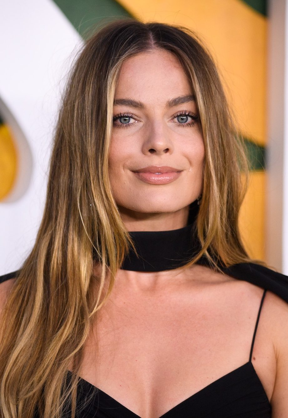 margot-robbies-enorme-chanel-strik-is-het-perfecte-haaraccessoire-voor-de-feestdagen-232369