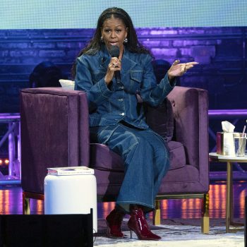 michelle-obama-trapt-boektour-af-in-denim-pak-van-ons-favoriete-scandi-label-231443