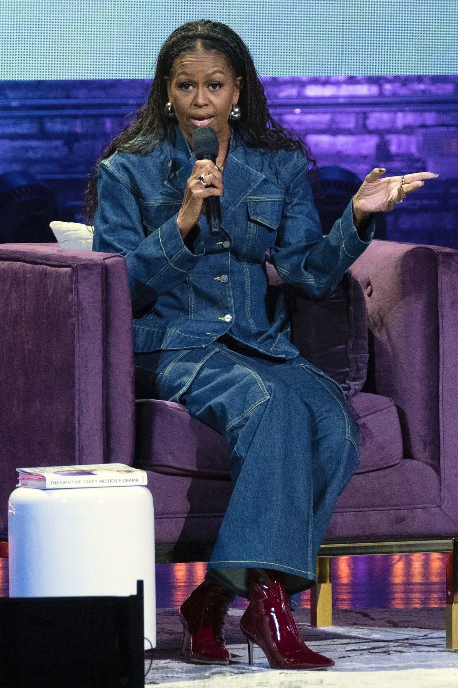 michelle-obama-trapt-boektour-af-in-denim-pak-van-ons-favoriete-scandi-label-231443