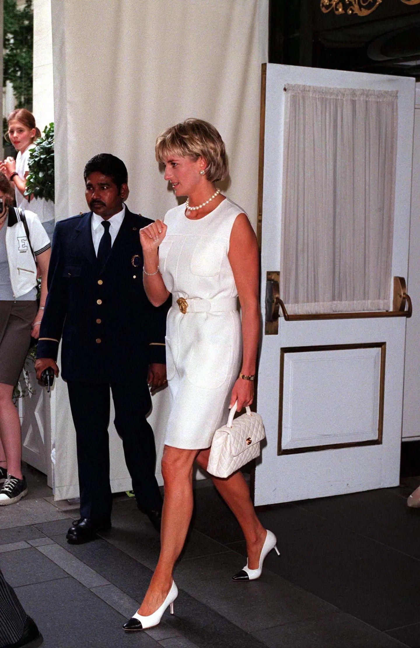 Diana draagt een witte Chanel-handtas tijdens een liefdadigheidsveiling in New York