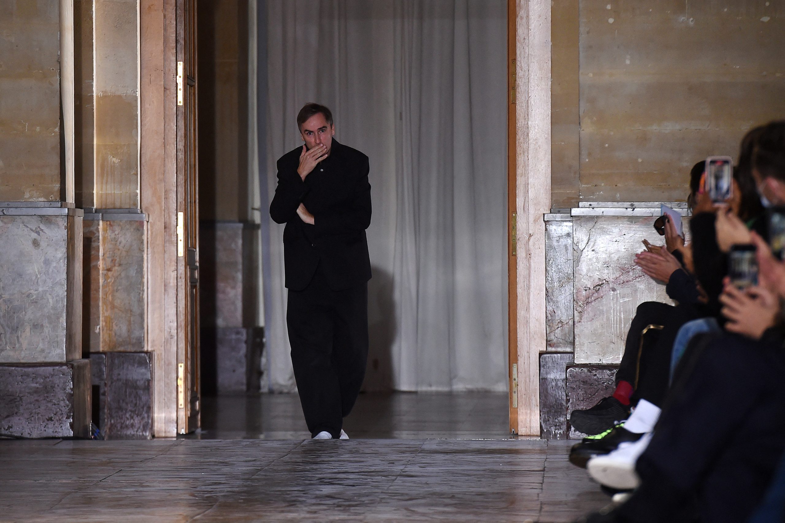 Lo stilista belga Raf Simons ha interrotto la sua etichetta di moda