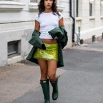 Een streetstyler in Oslo draagt regenlaarzen