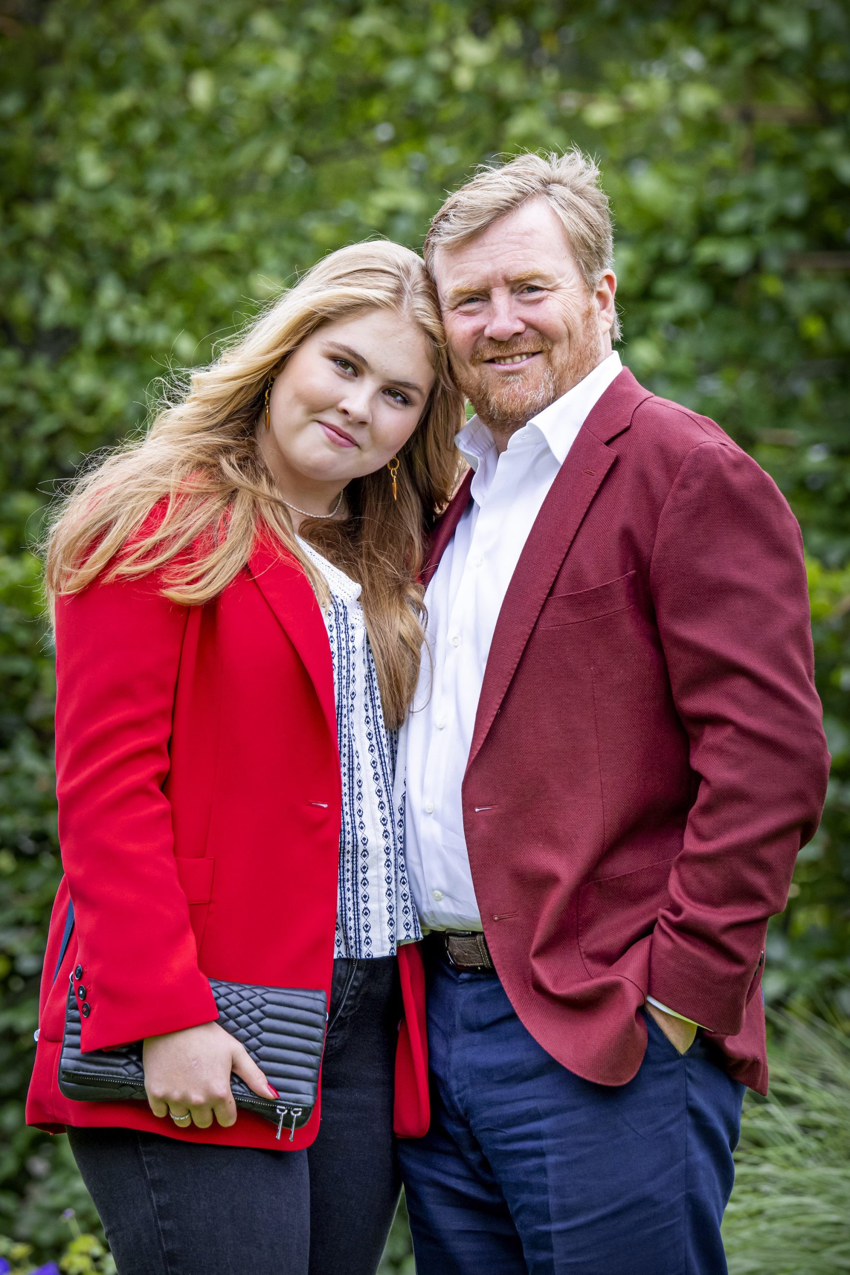 Vader en dochter tonen de kracht van rood in matching blazers, juli 2021.