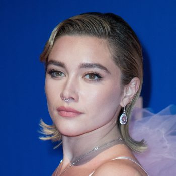 florence-pugh-draagt-opnieuw-een-transparante-slipdress-en-nu-willen-wij-dit-ook-aan-233539