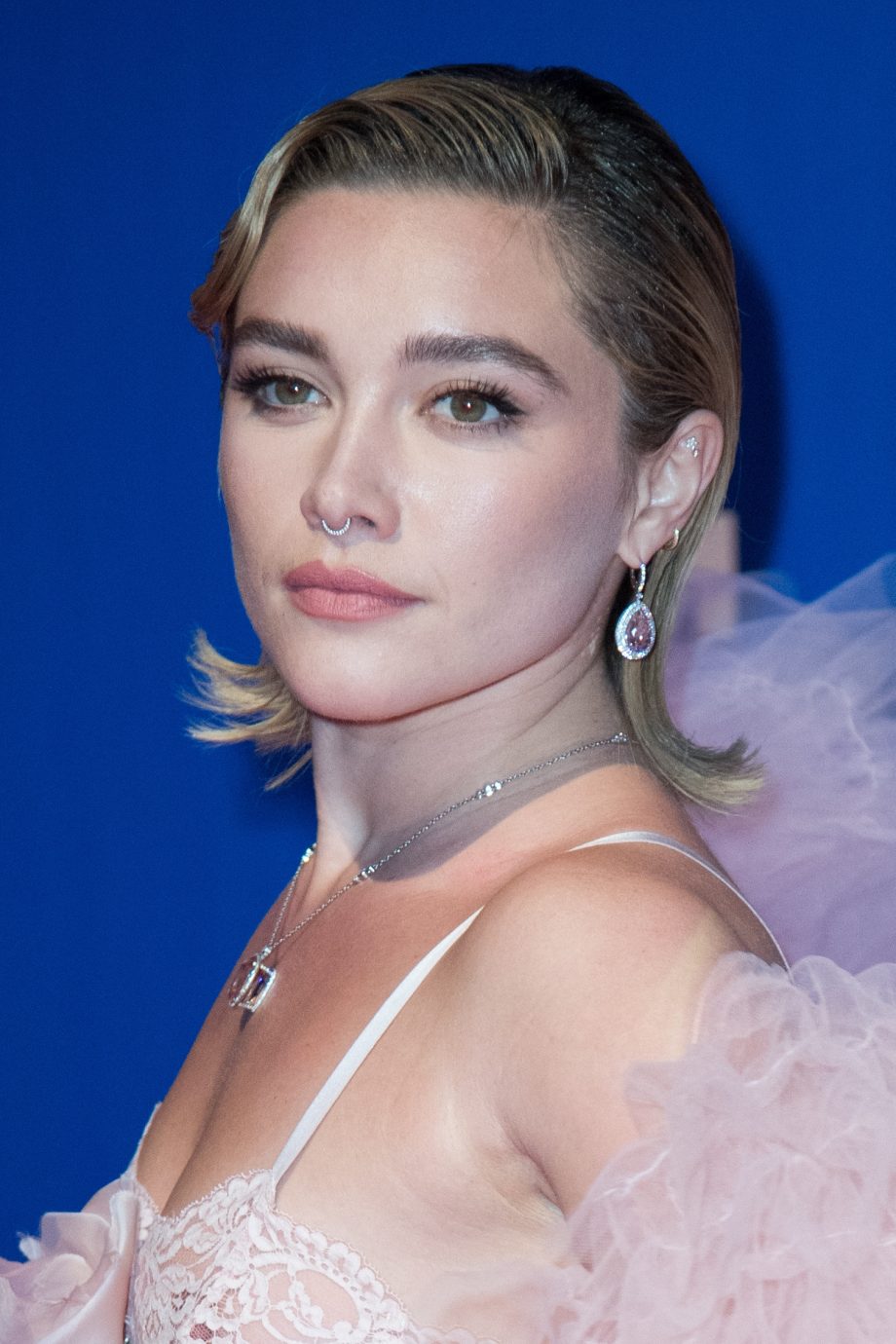 florence-pugh-draagt-opnieuw-een-transparante-slipdress-en-nu-willen-wij-dit-ook-aan-233539