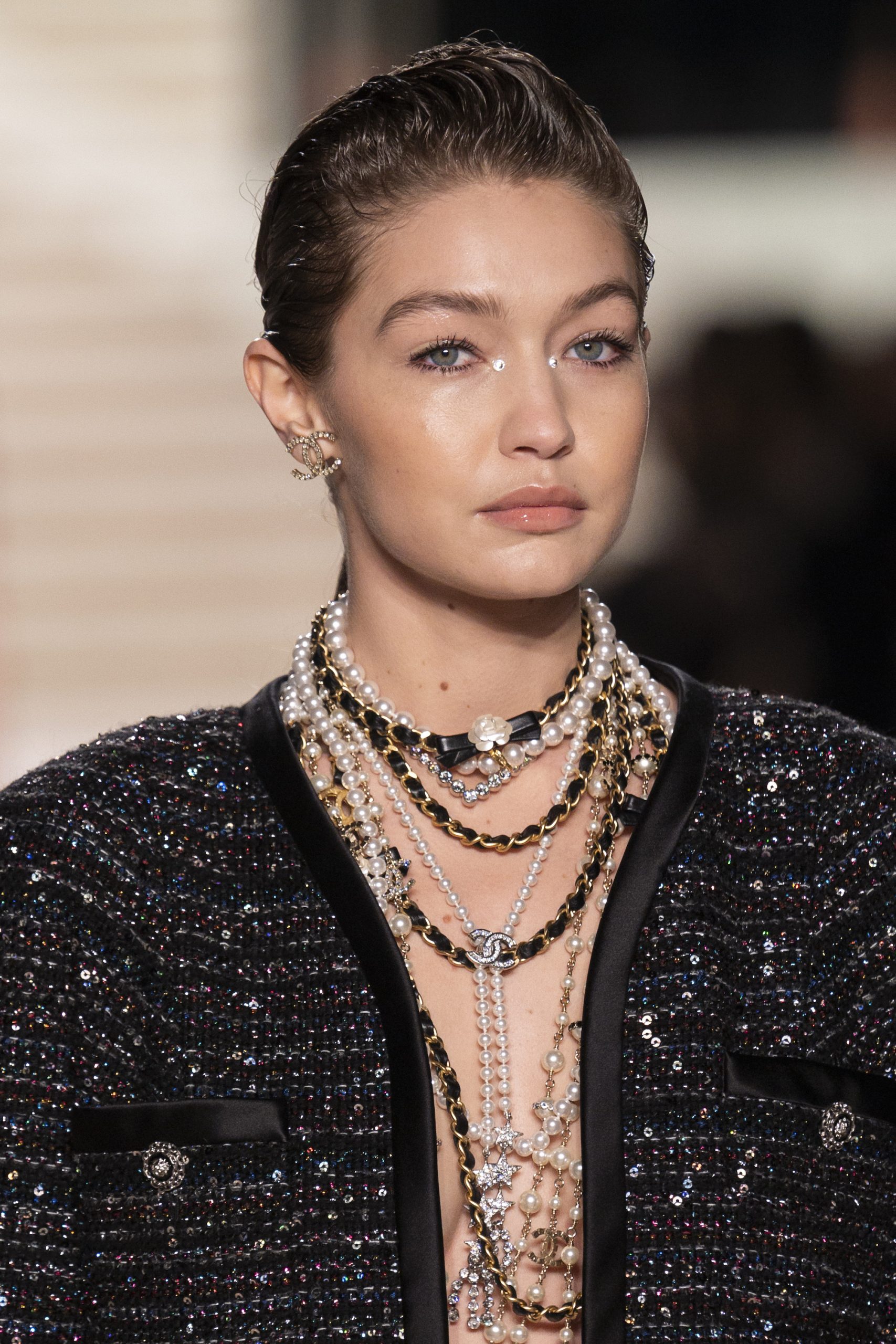 Gigi Hadid tijdens de Chanel Métiers d'Art 2020-show