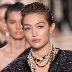 Gigi Hadid tijdens de Chanel Métiers d'Art 2020-show