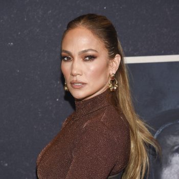 jennifer-lopez-is-de-koningin-van-kerst-in-deze-sprankelende-looks-236406