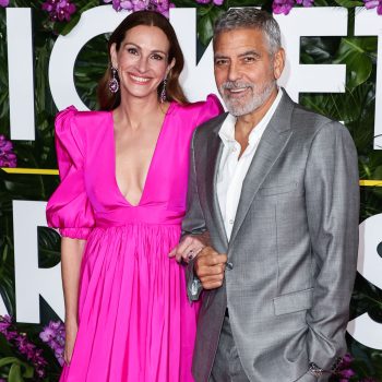 julia-roberts-verklaart-george-clooney-de-liefde-in-deze-bijzondere-moschino-jurk-233725