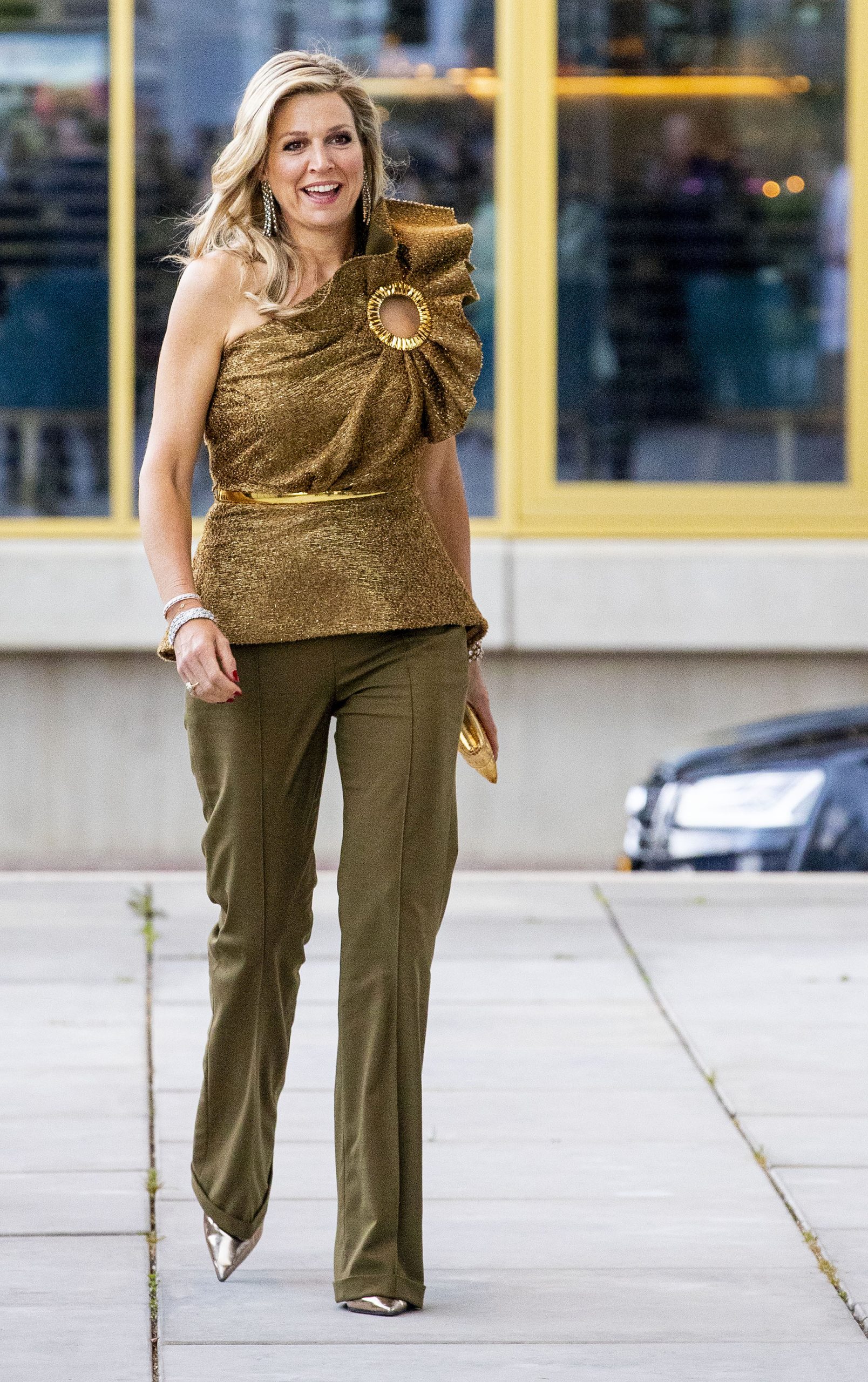 Koningin Máxima in gouden feestlook van Claes Iversen