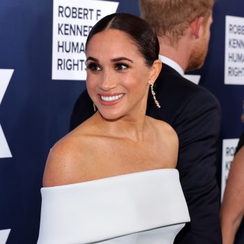 meghan-markle-is-het-toonbeeld-van-feestelijk-chic-in-off-shoulderjurk-van-louis-vuitton-233928