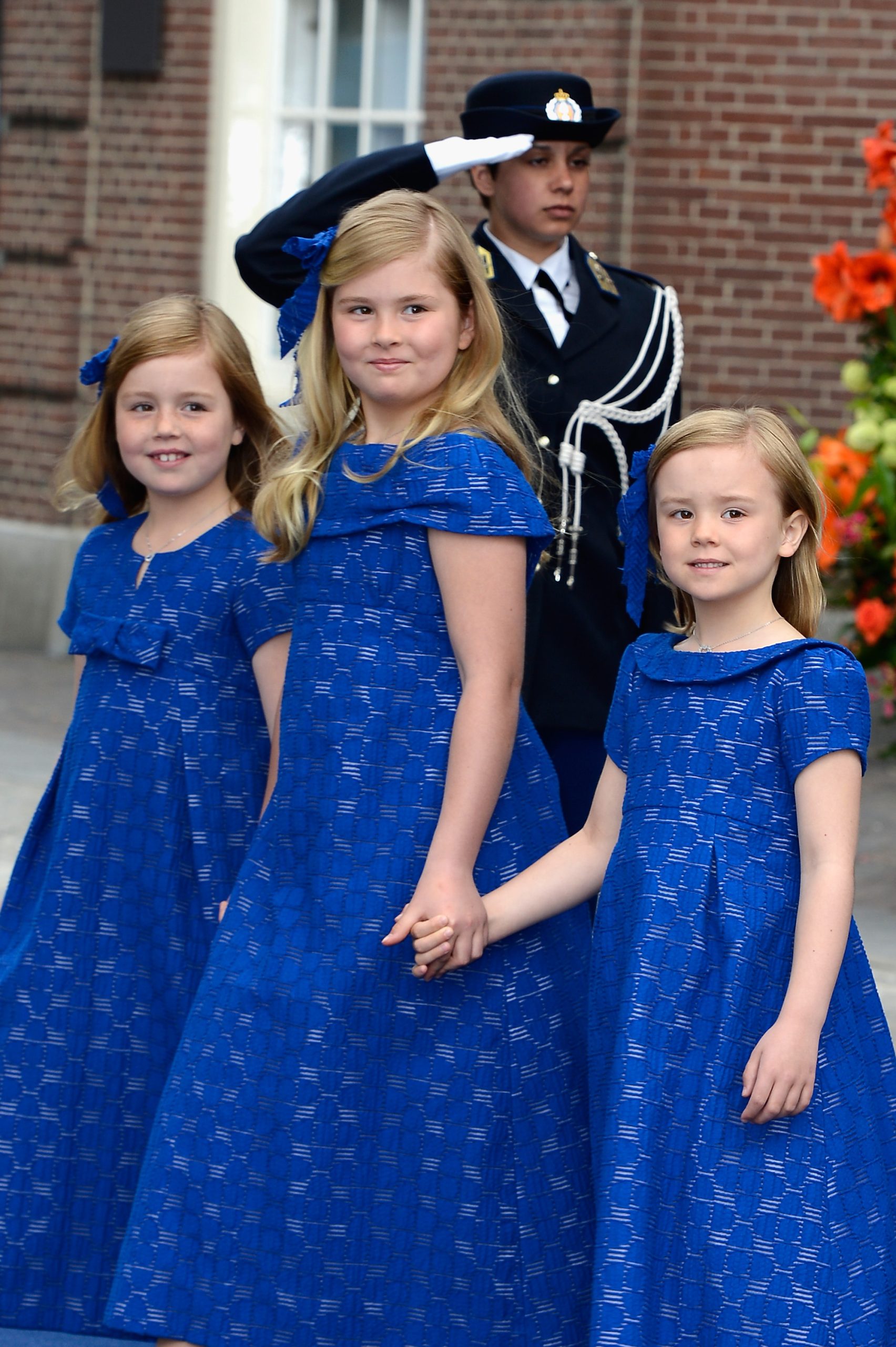 Stralend in het blauw met haar twee zusjes Alexia en Ariane tijdens de inauguratie van hun vader op 30 april 2013.