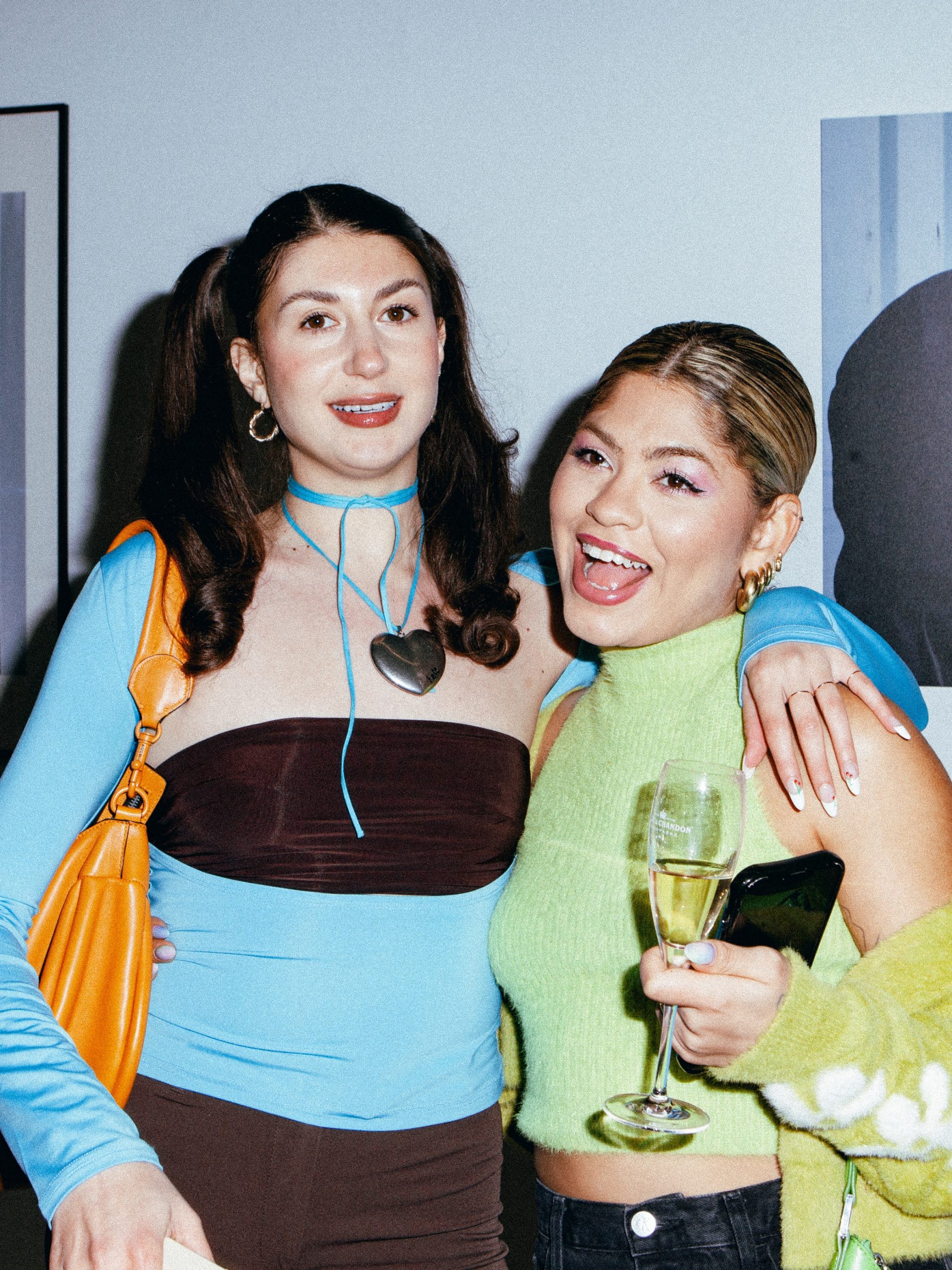 Modeshoot met smartphone Vogue friends bewonderen de beelden tijdens