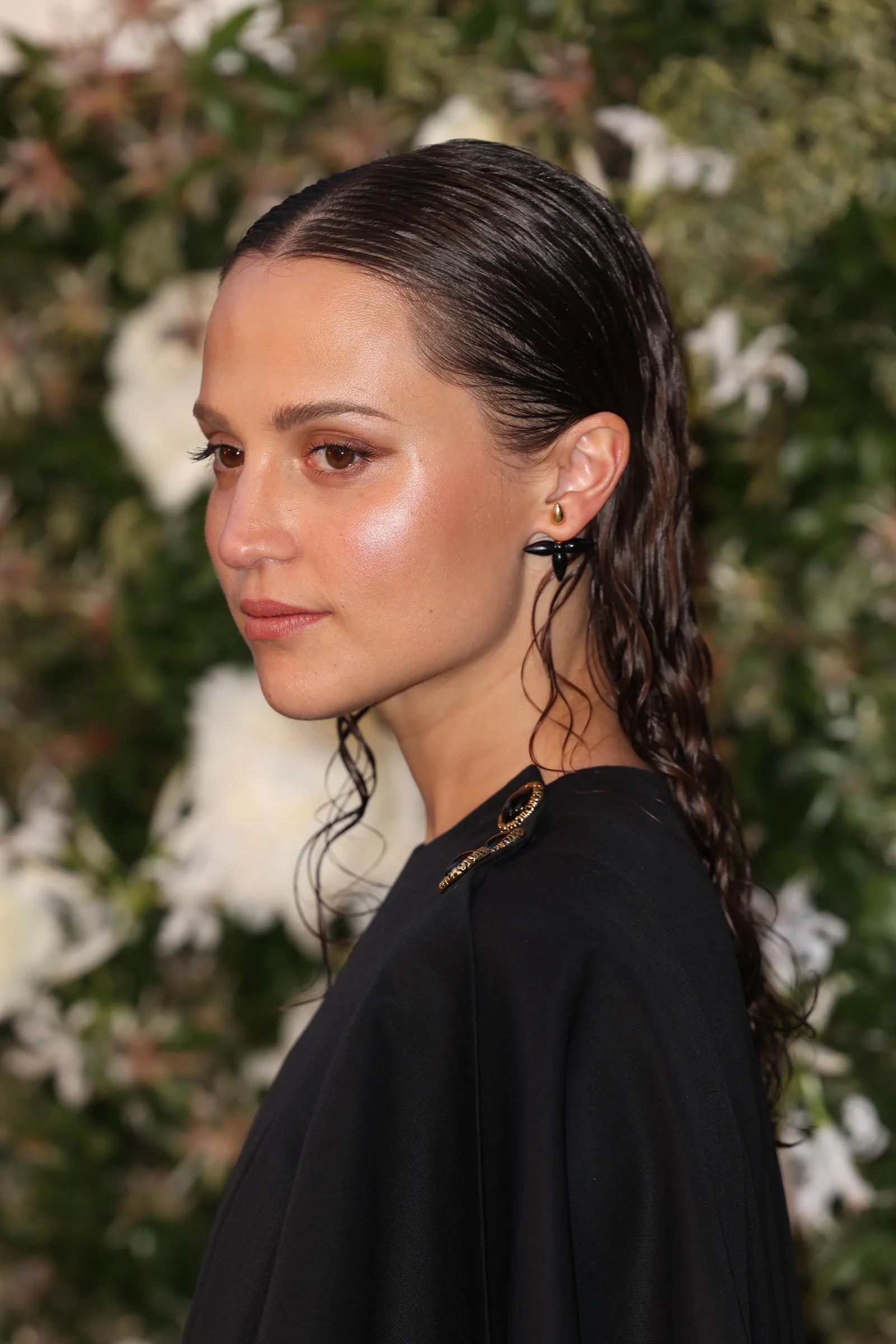 Alicia Vikander met een wetlook