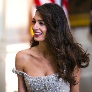 amal-clooney-schittert-in-niet-een-maar-twee-glamoureuze-jurken-233533