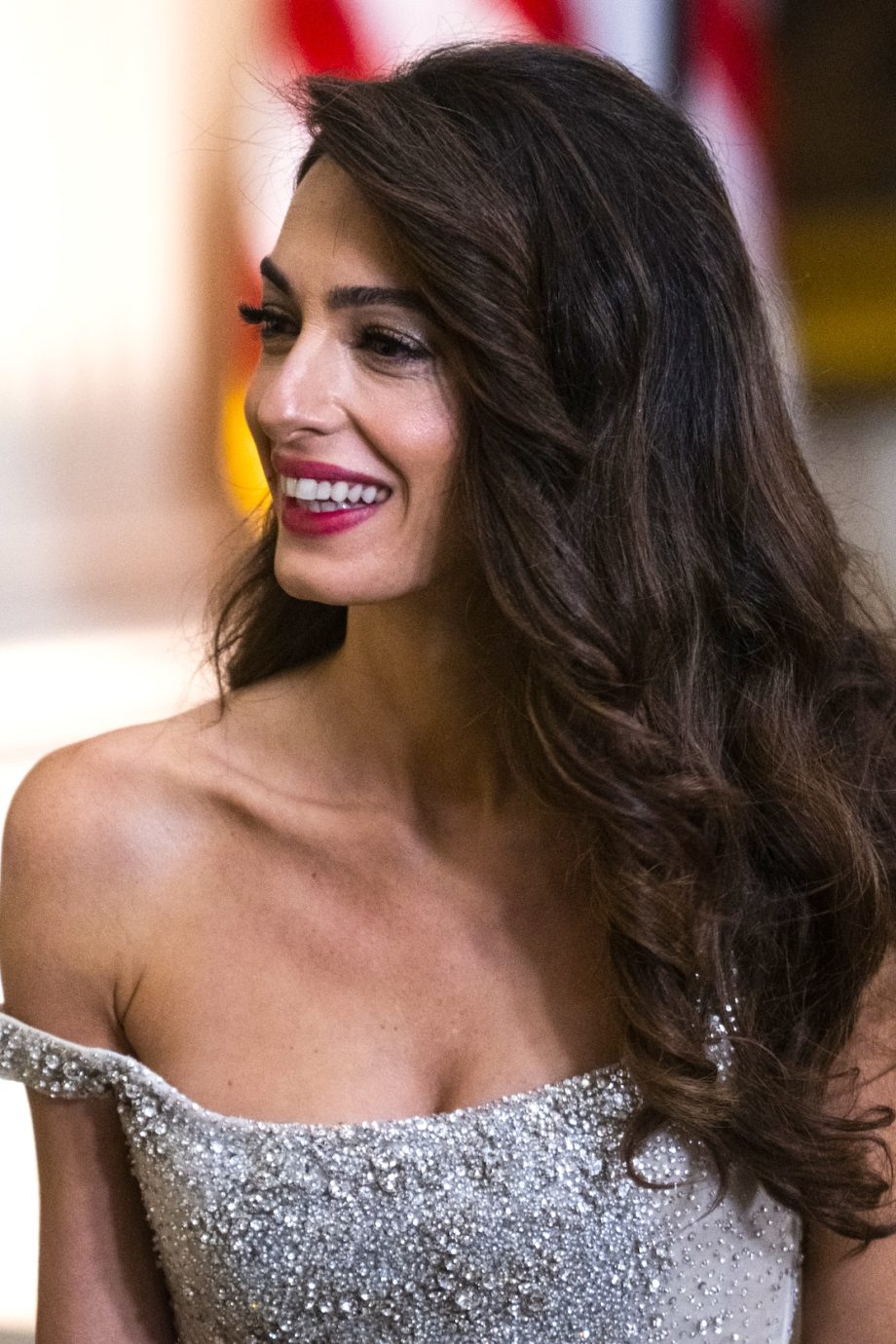 amal-clooney-schittert-in-niet-een-maar-twee-glamoureuze-jurken-233533